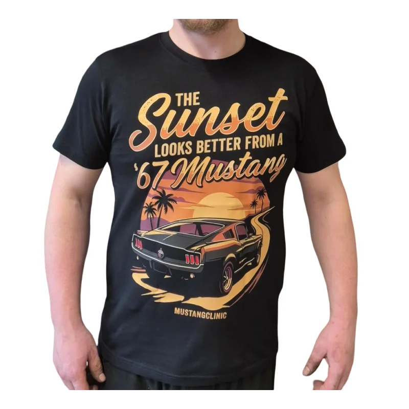 Camiseta Ford Mustang de 1967 con el lema "El atardecer se ve mejor".